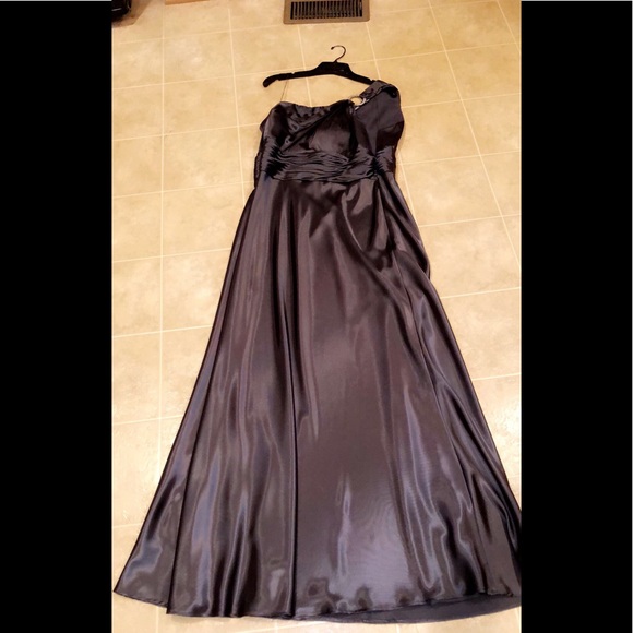 Satin, Full Length Gown w/ Diamond Circle Ring - Picture 2 of 8